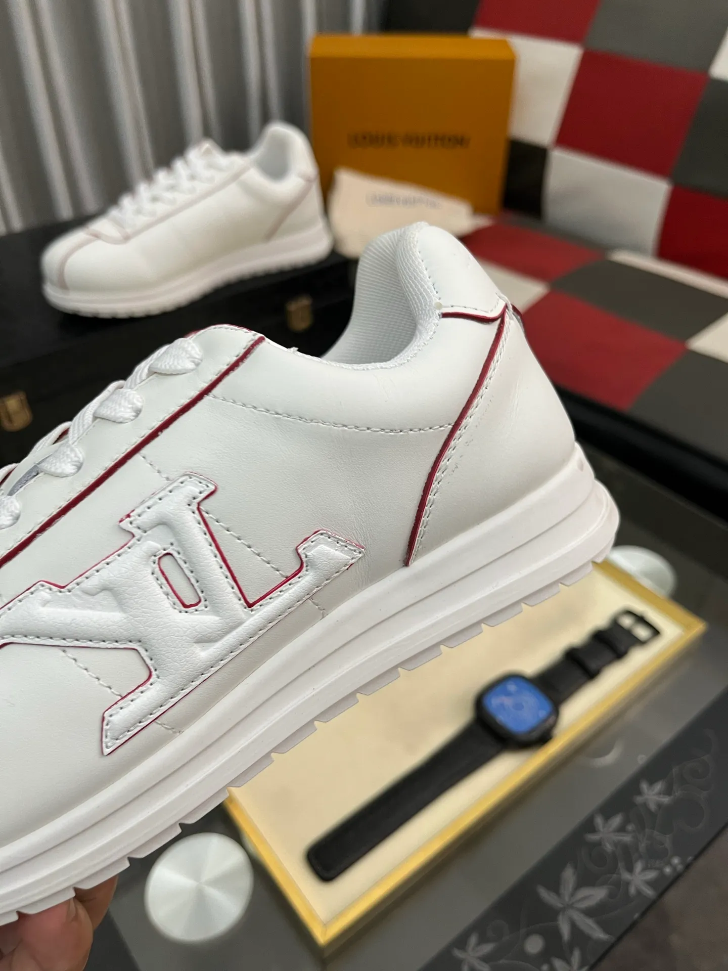 Men's shoes 💰700⌚️⌚️LV TARINE Louis Vuitton x Tyler joint model Donkey brand L family embossed couple style casual sneakers skate shoes original purchase and development This LV Trainer sneaker comes from the Louis Vuitton and Tyler collaboration series. The Monogram pattern and brand logo are transformed into nubuck calf leather embossing and side decoration respectively, witnessing the artist's creative interpretation of classic elements. The deep tones accentuate the complex upper, which requires hours of craftsmanship to complete. Exquisitely packaged at the delivery counter🛍📦 ▪️Fabrics: Original customized first-layer cowhide ▪️Inner lining: Original customized breathable mesh ▪️Outsole: Original open-molded two-color TPU combination outsole ▪️Sole thickness: 3CM ▪️Size: Women's 35-40 / Men's 38-46